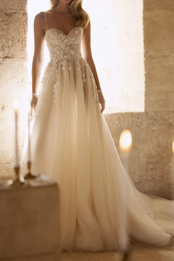 Robe de mariée de style campagnard avec décolleté en cœur et queue de cheval