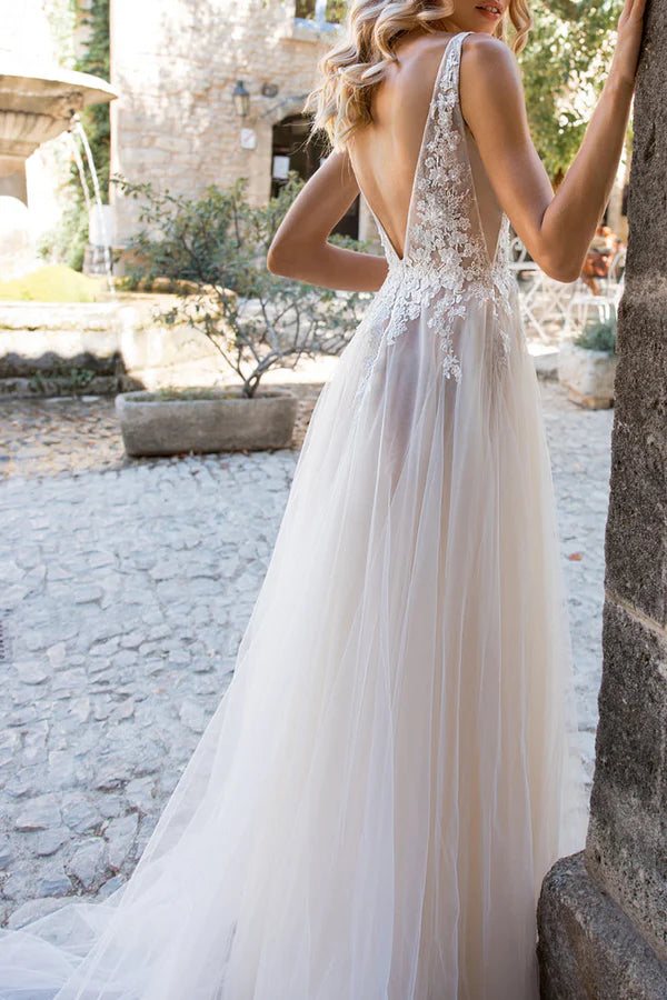 Robe de mariée style bohème en dentelle avec décolleté en V profond et illusion