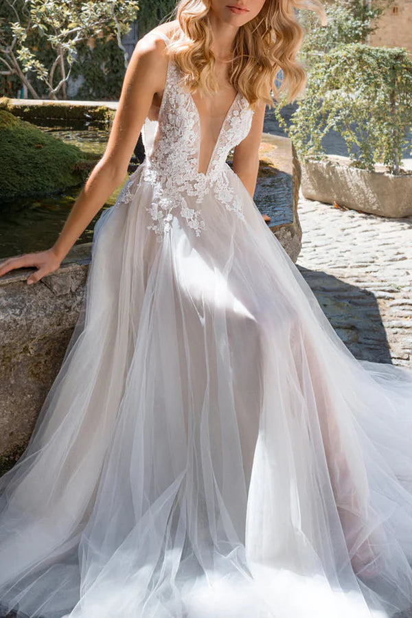 Robe de mariée style bohème en dentelle avec décolleté en V profond et illusion