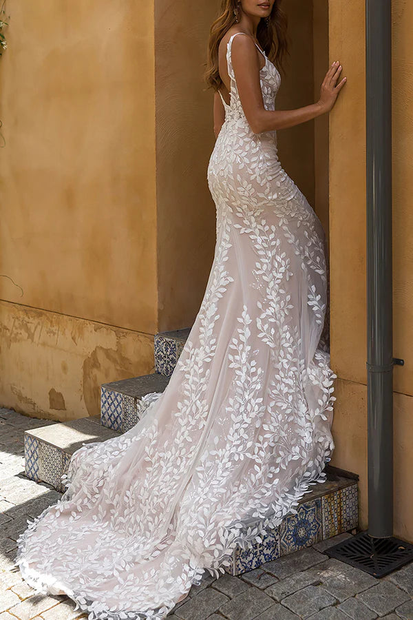 Robe de mariée romantique en dentelle à col en V et queue de poisson