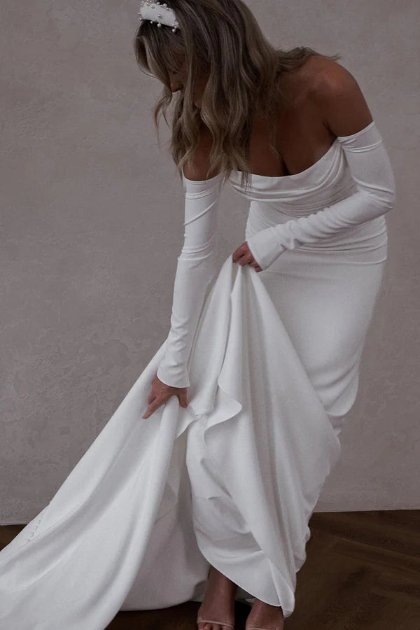 Robe de mariée unique en satin de style bohème à manches longues et épaules dénudées, associée à une traîne