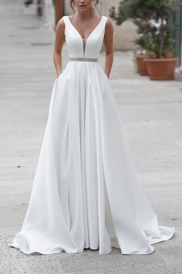 Robe de mariée en satin à col en V profond et coupe trapèze avec poches et queue de cheval simple