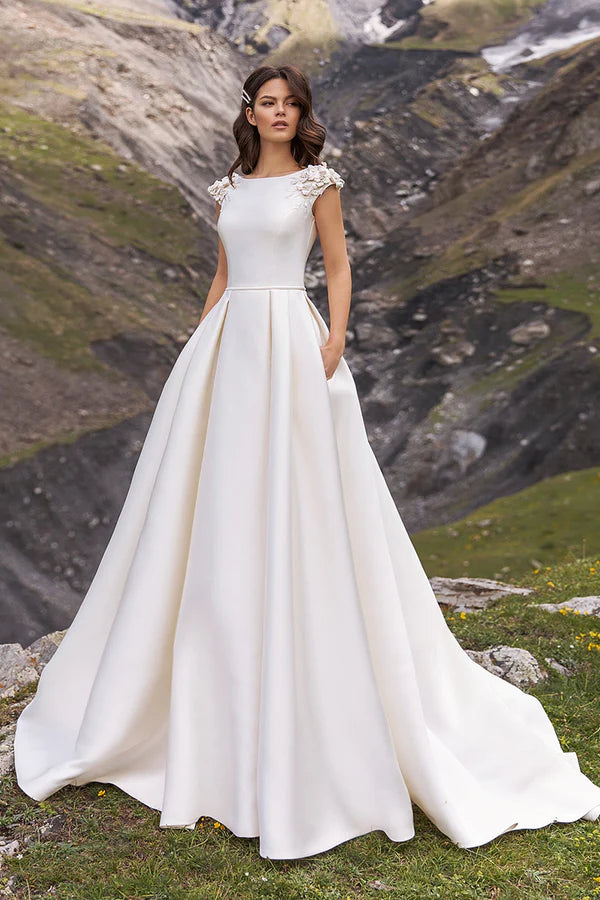 Robe de mariée simple en satin perlé avec manches en forme de cuillère et traîne palais