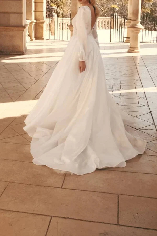 Robe de mariée simple à manches longues et col en V en forme de A avec perles luxueuses