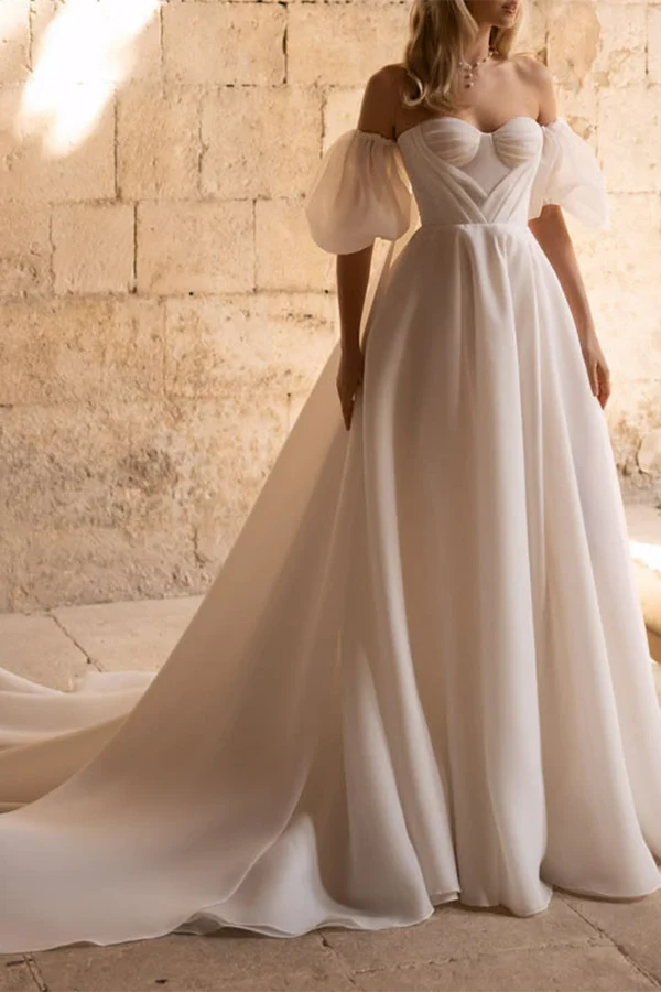 Robe de mariée champêtre à manches courtes et décolleté en cœur, avec traîne palais