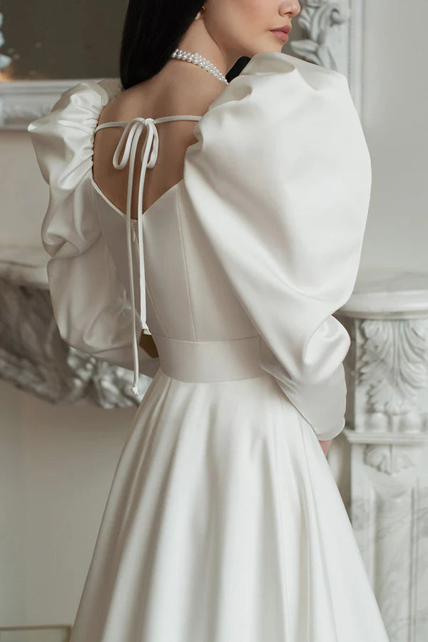 Robe de mariée rétro en satin à manches longues et traîne style palais