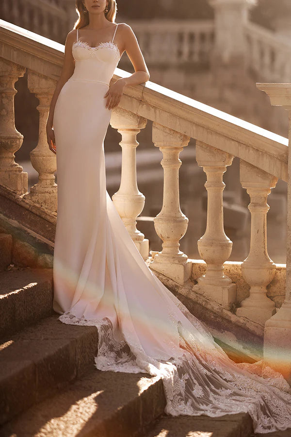 Robe de mariée romantique en queue de poisson avec bretelles fines et appliques en dentelle et traîne palais