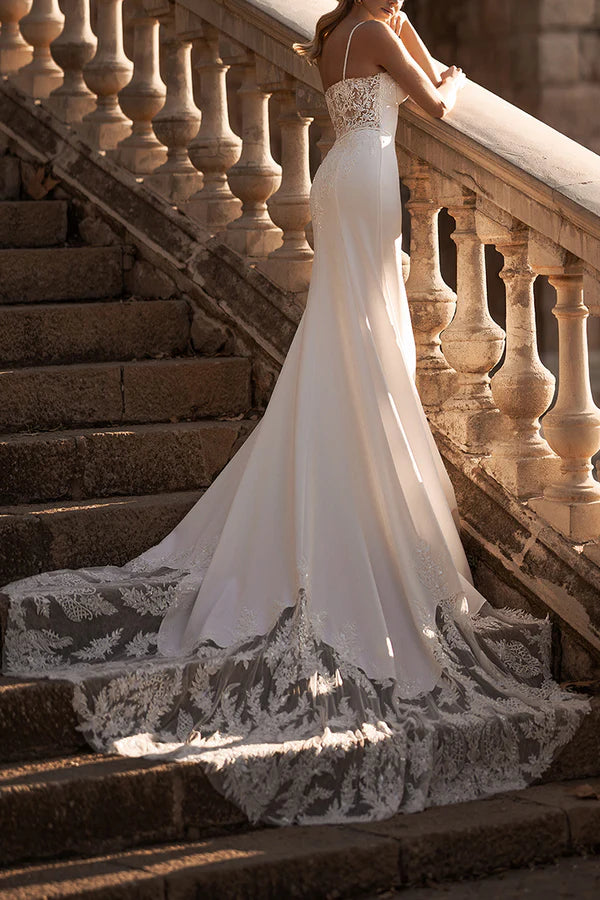 Robe de mariée romantique en queue de poisson avec bretelles fines et appliques en dentelle et traîne palais