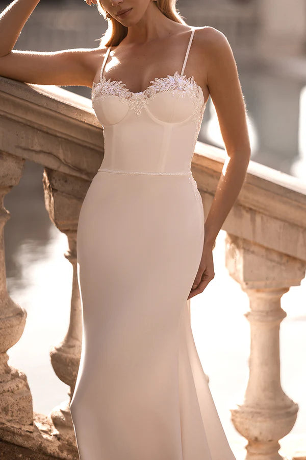 Robe de mariée romantique en queue de poisson avec bretelles fines et appliques en dentelle et traîne palais