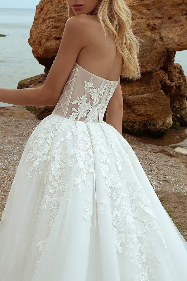 Robe de mariée unie à manches longues et col en V avec dentelle illusion