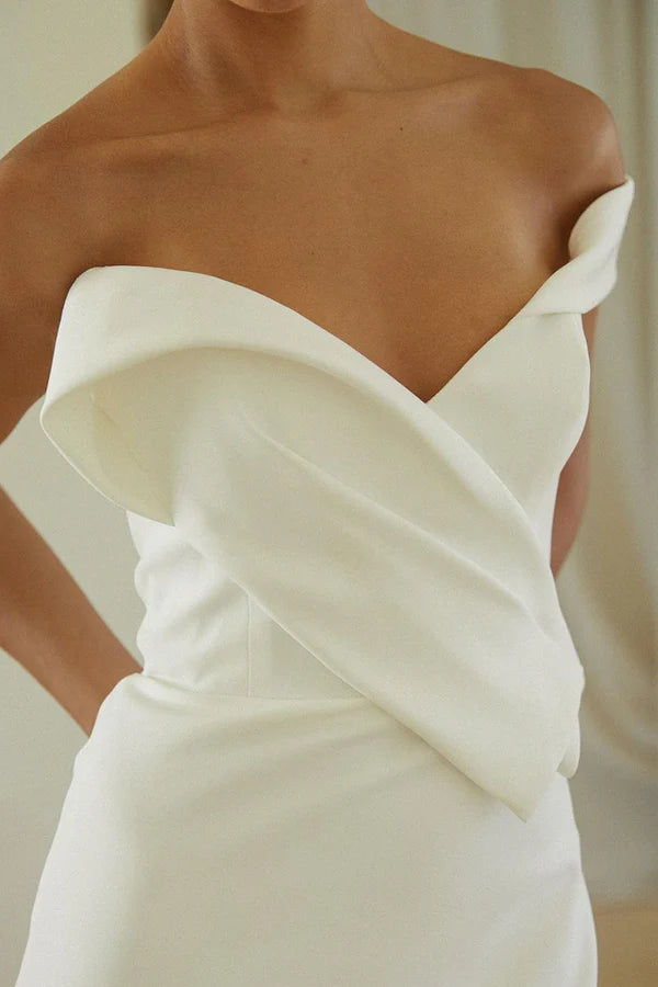 Robe de mariée unique en satin plissé à épaules dénudées et queue de poisson