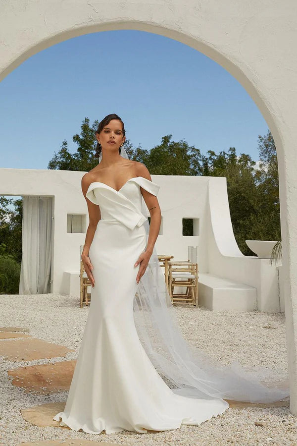 Robe de mariée unique en satin plissé à épaules dénudées et queue de poisson