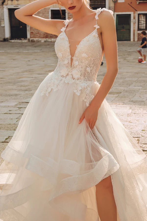 Robe de mariée de style rural avec décolleté en V et dentelle à bords volantés