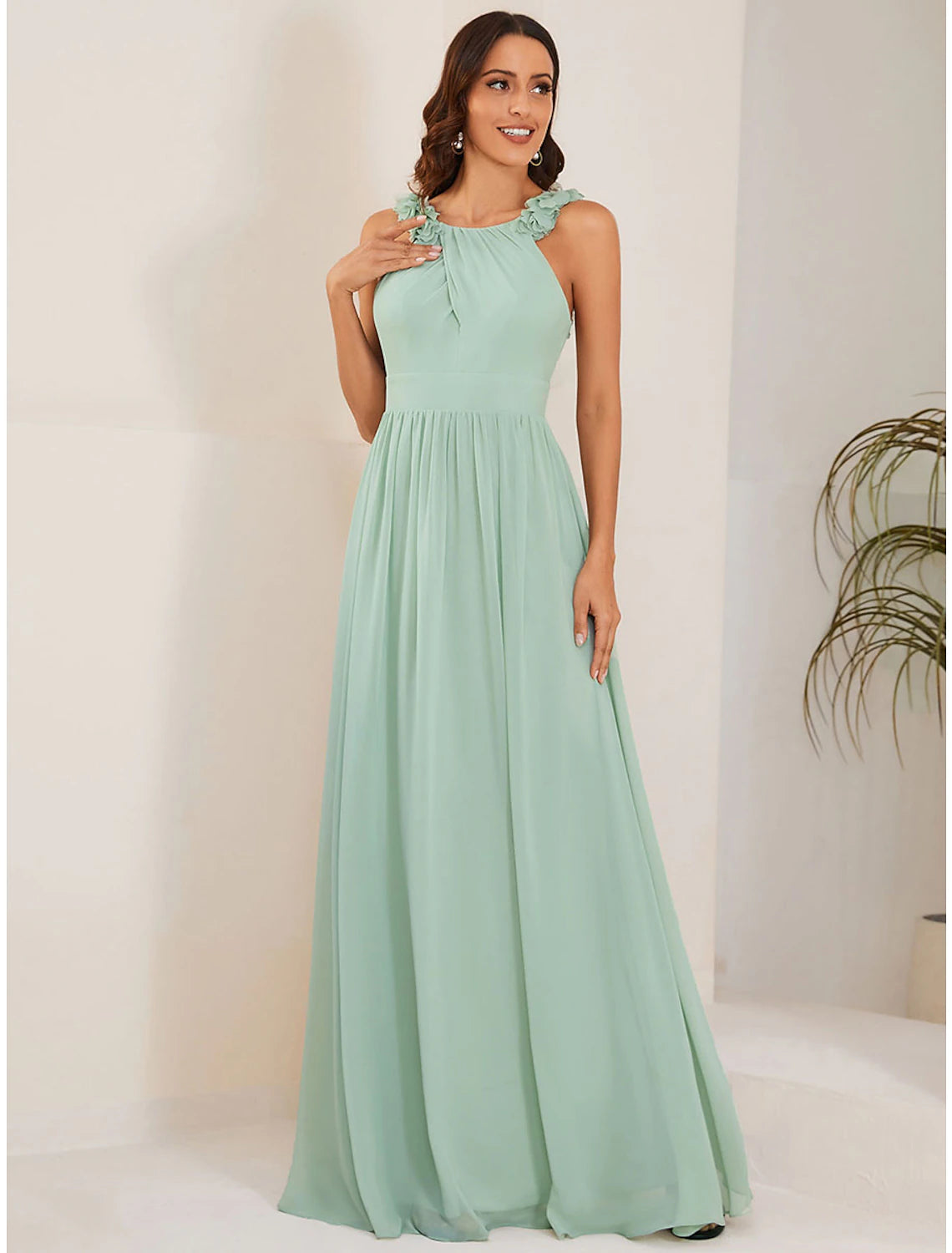 Robe de demoiselle d'honneur en mousseline de soie avec plis et fleurs