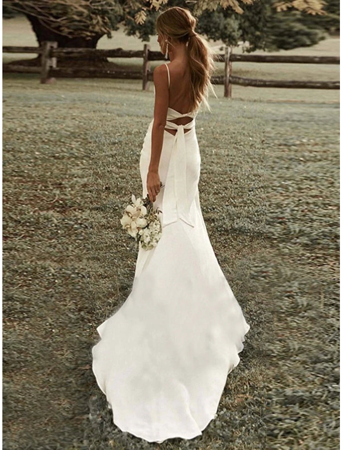 Robes de mariée simples de plage, fourreau / colonne, camisole carrée, bretelles spaghetti, traîne à balayage / pinceau, robes de mariée en tissu extensible avec devant fendu froncé
