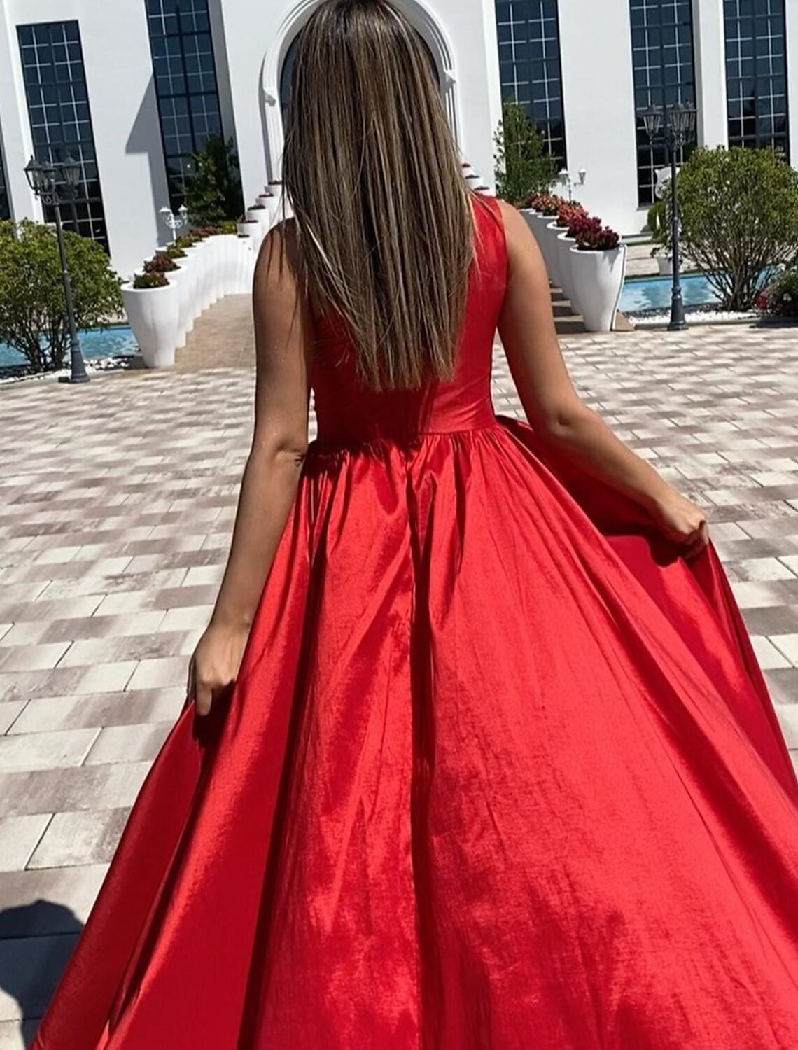 Robe de soirée trapèze sexy à fente haute, asymétrique, sans manches, longueur au sol, en charmeuse avec fente froncée