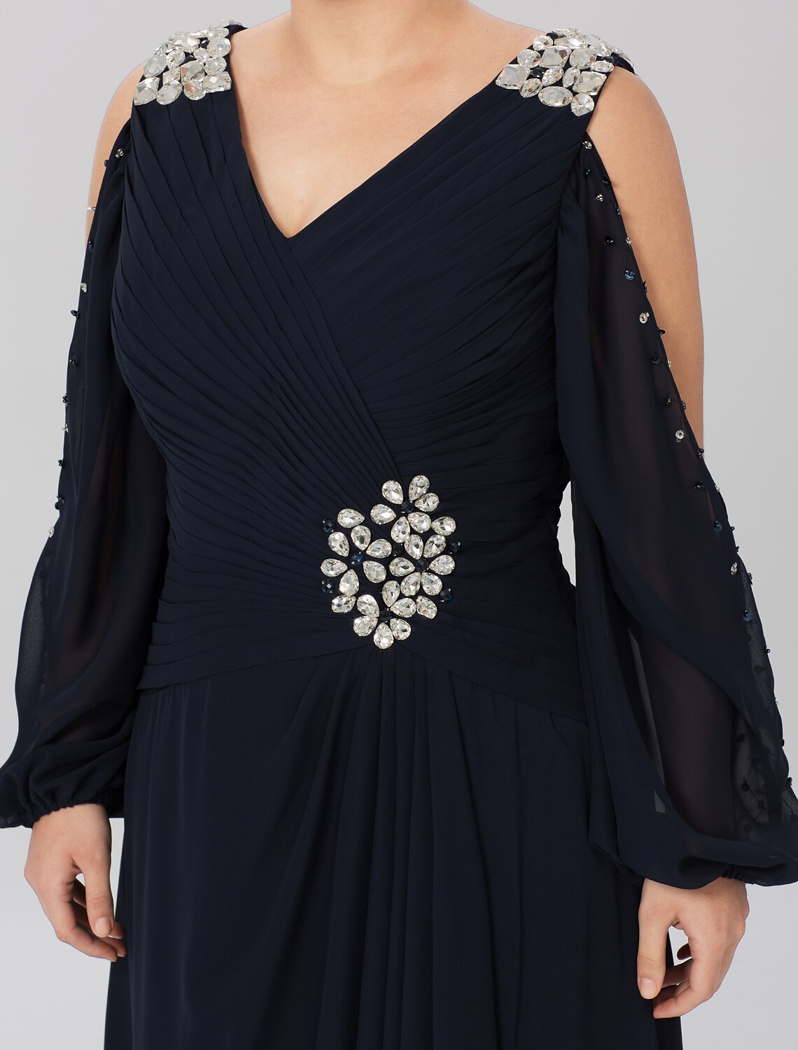 Etuikleid/Säulenkleid für die Brautmutter, Übergröße, elegant, hoher und niedriger V-Ausschnitt, asymmetrisch, Chiffon, Stretch-Satin, lange Ärmel mit überkreuzten Kristallen