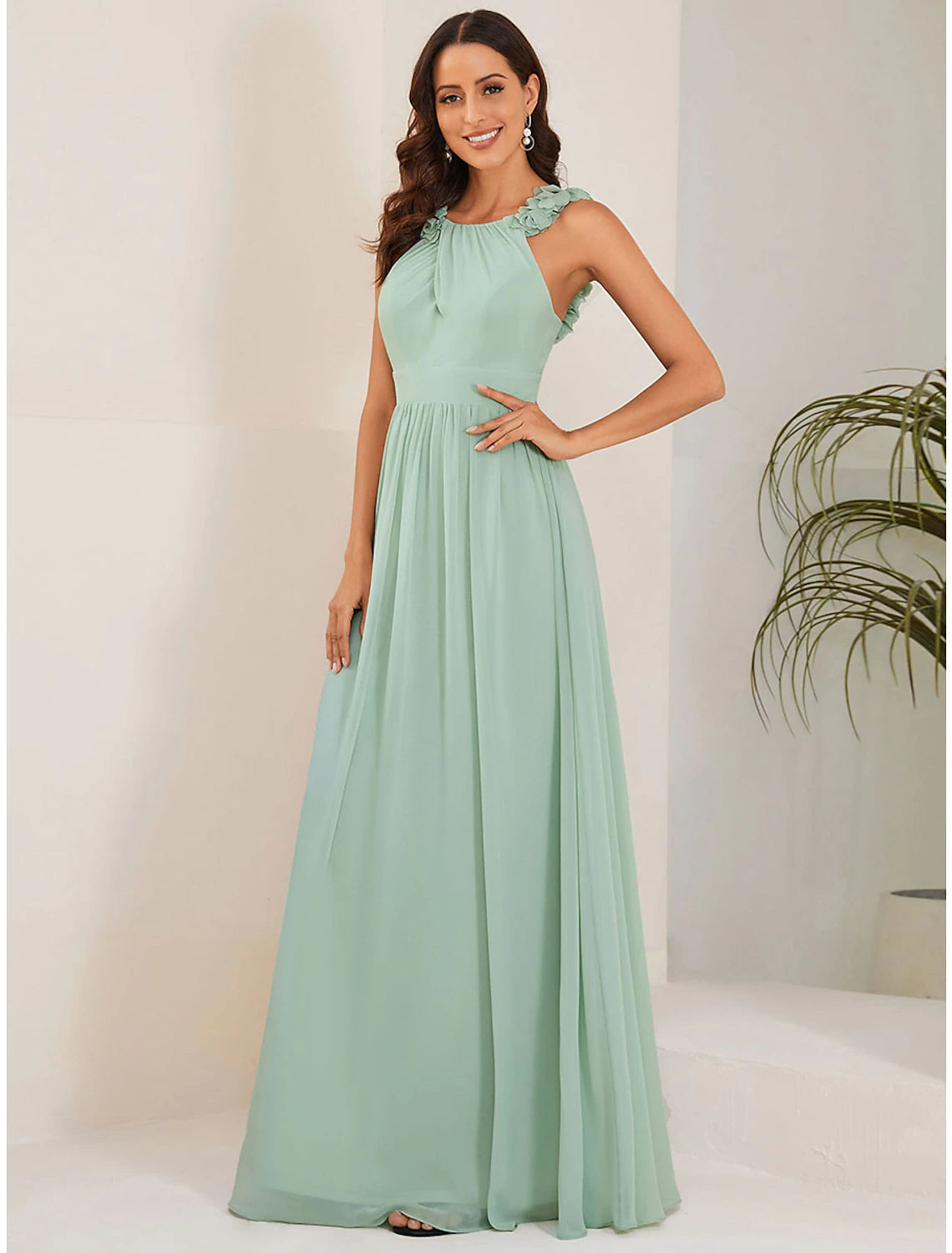 Robe de demoiselle d'honneur en mousseline de soie avec plis et fleurs