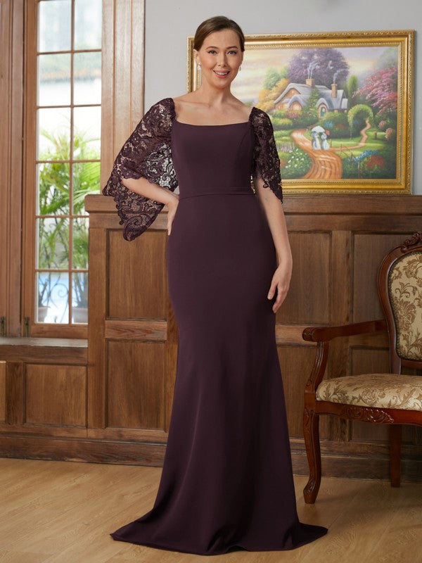 Robe de mère de la mariée en crêpe extensible, coupe fourreau/colonne, manches 1/2 carrées, traîne courte/pinceau