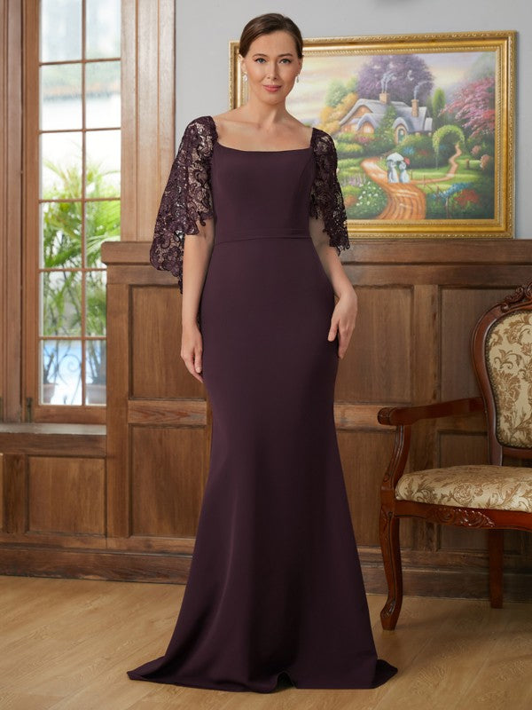 Robe de mère de la mariée en crêpe extensible, coupe fourreau/colonne, manches 1/2 carrées, traîne courte/pinceau