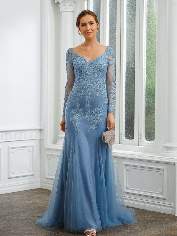 Robe de mère de la mariée en tulle, coupe fourreau/colonne, col en V, manches longues, traîne courte