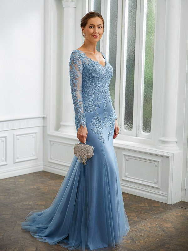 Robe de mère de la mariée en tulle, coupe fourreau/colonne, col en V, manches longues, traîne courte
