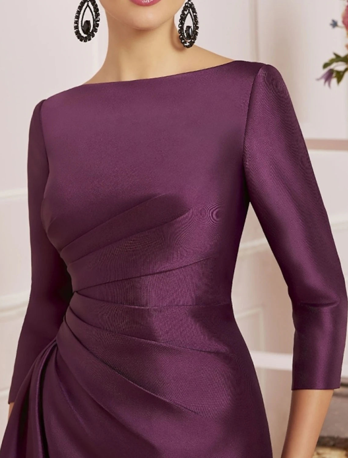 Etuikleid/Säulenkleid für die Brautmutter, elegantes schulterfreies, knielanges Satinkleid mit 3/4-Ärmeln und Rüschen
