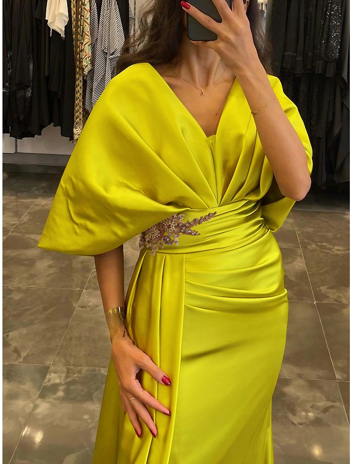 Etui-/Säulen-Abendkleid, elegantes Kleid, formelle Schleppe, halbe Ärmel, V-Ausschnitt, Satin mit Falten, gerüschte Kristalle