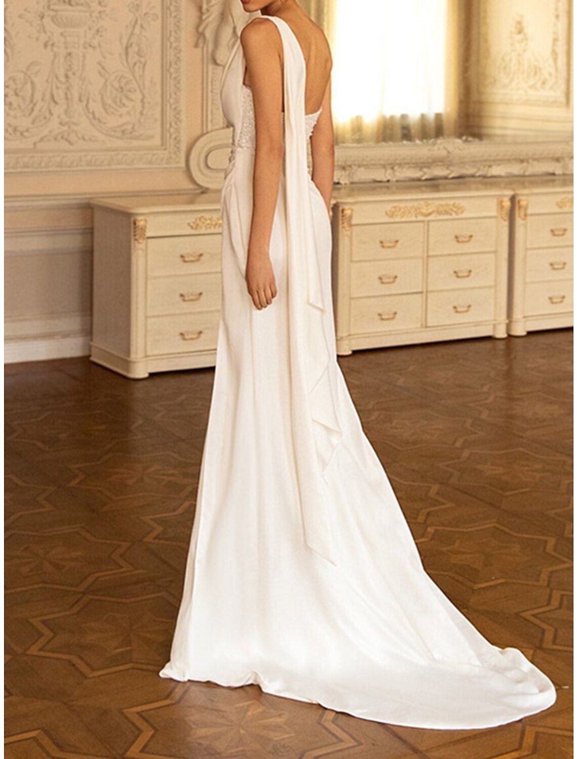 Robe de mariée sirène/trompette, asymétrique, sans bretelles, traîne courte, en satin, avec perles et paillettes