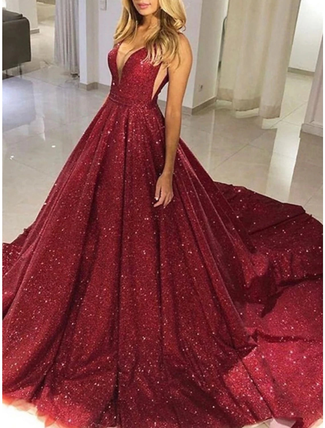 Robe de bal trapèze élégante, robe formelle, traîne courte, rouge et verte, sans manches, col en V, paillettes et plis scintillants