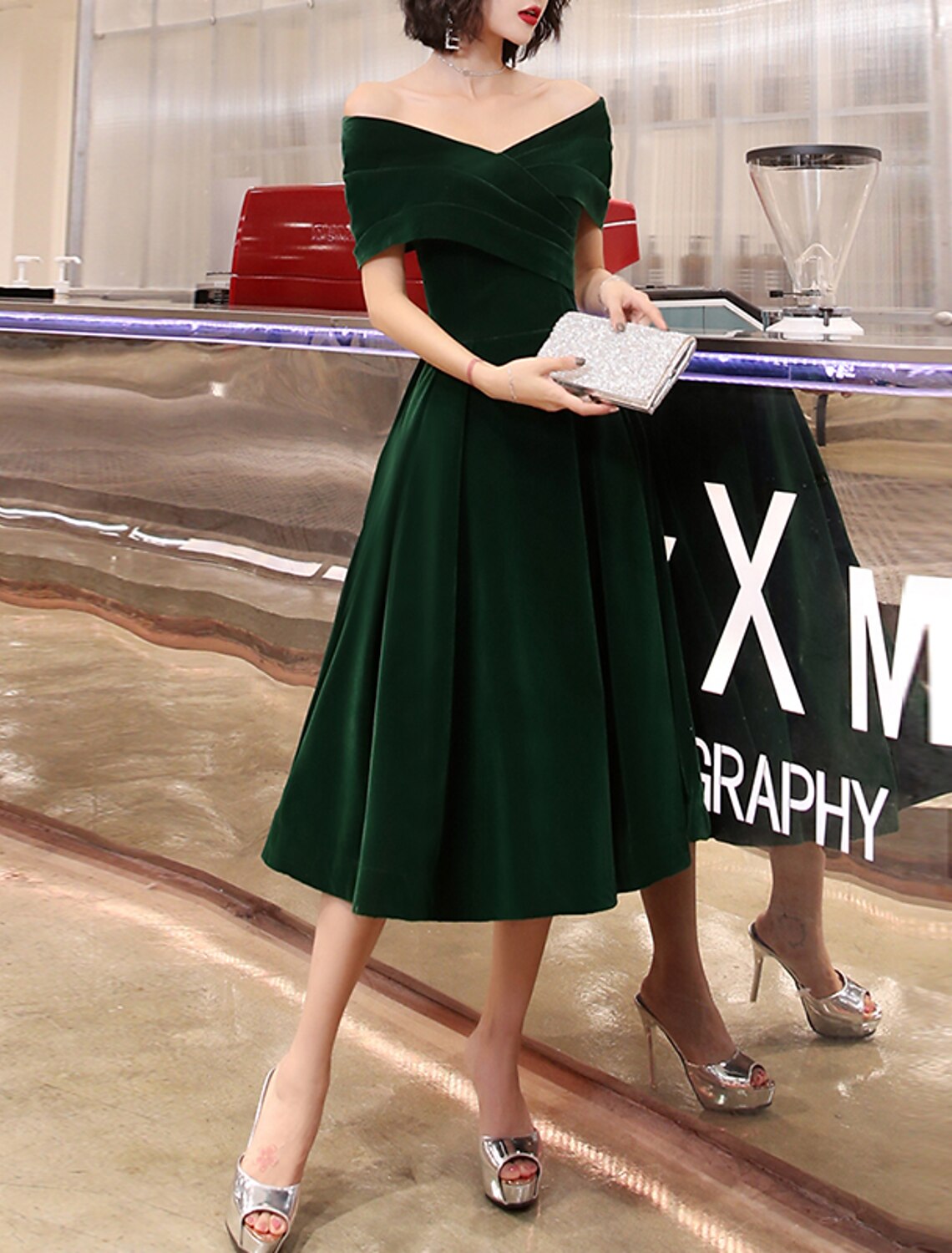 Robe de cocktail trapèze élégante et minimaliste, à épaules dénudées, manches courtes, en velours court/mini avec plis croisés