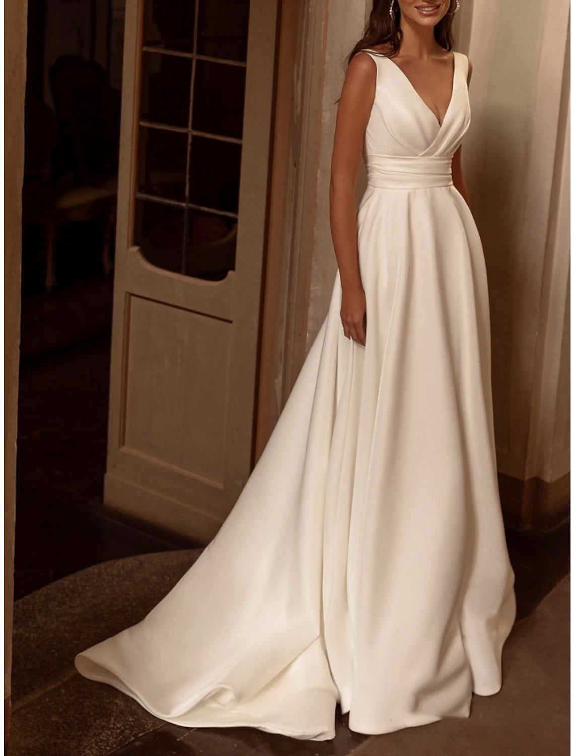 Robes de mariée simples de plage, coupe trapèze, col en V, sans manches, traîne courte, en satin, avec plis et fronces