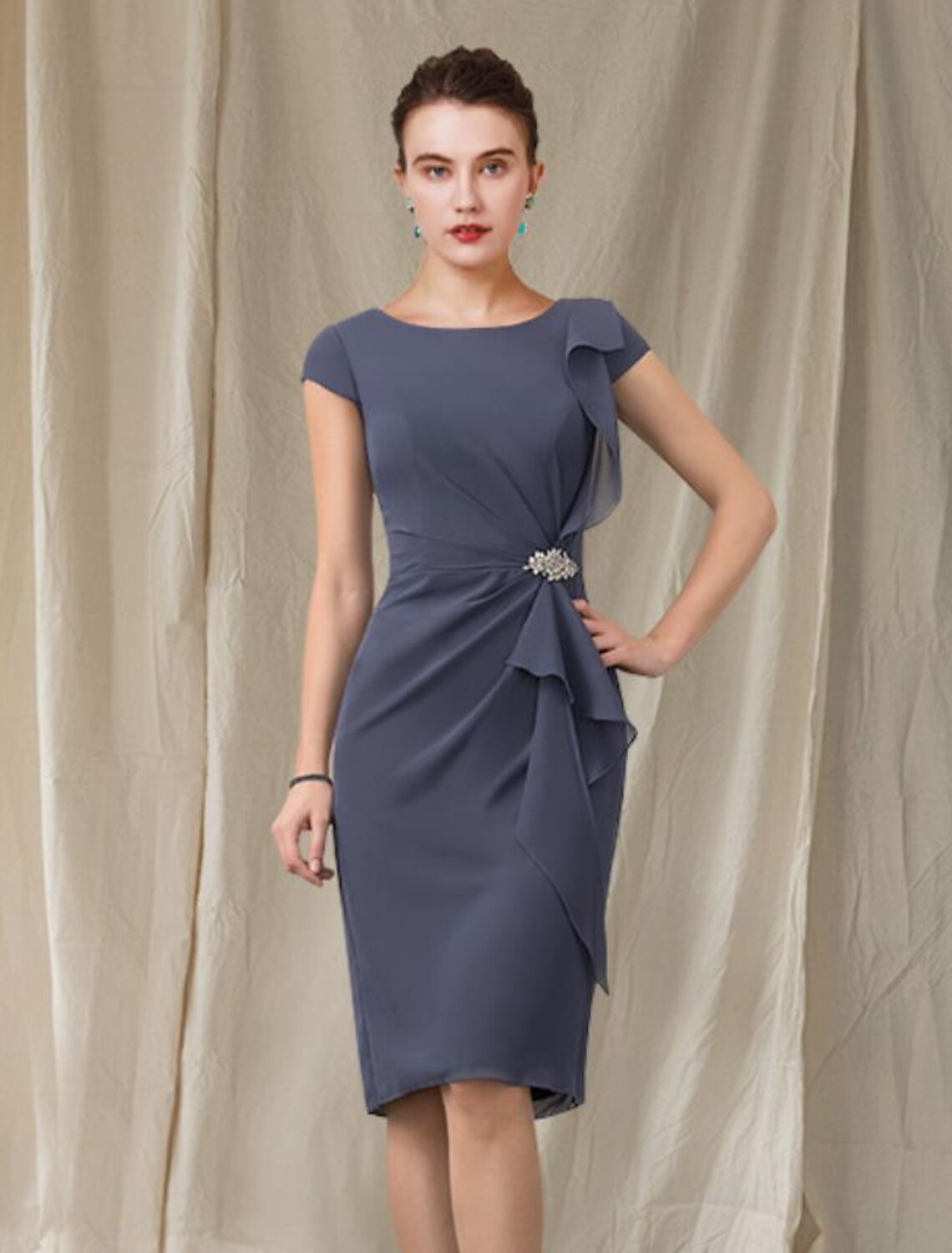 Etuikleid/Säulenkleid für die Mutter der Braut, elegantes Kleid für Hochzeitsgäste, Rundhalsausschnitt, knielang, Chiffon, Flügelärmelchen mit Rüschen, Kristallbrosche