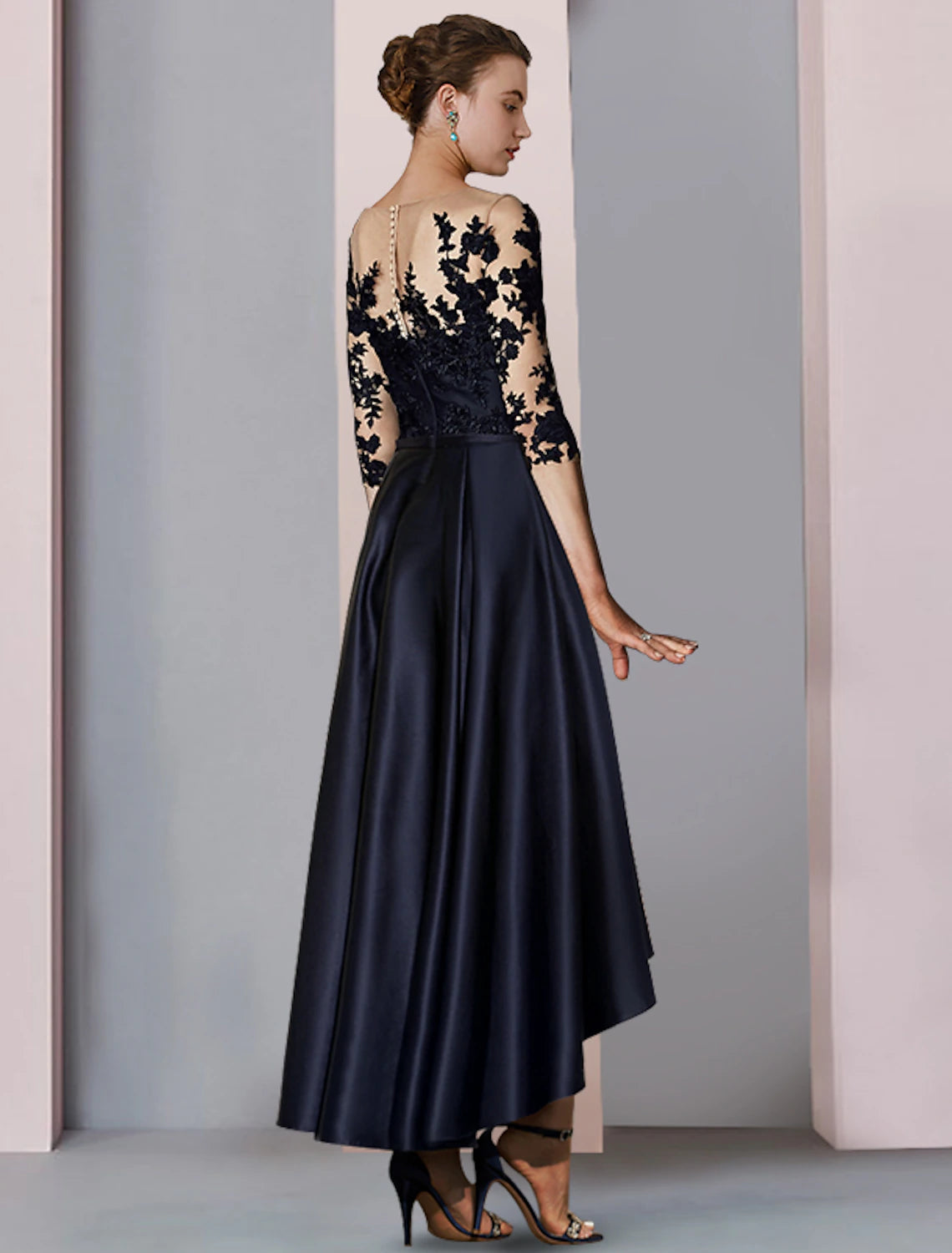 A-Linien-Kleid für die Mutter der Braut, Herbst, Hochzeitsgast, elegant, hoch, tief, U-Ausschnitt, asymmetrisch, knielang, Satinspitze, 3/4-Ärmel mit Faltenapplikationen