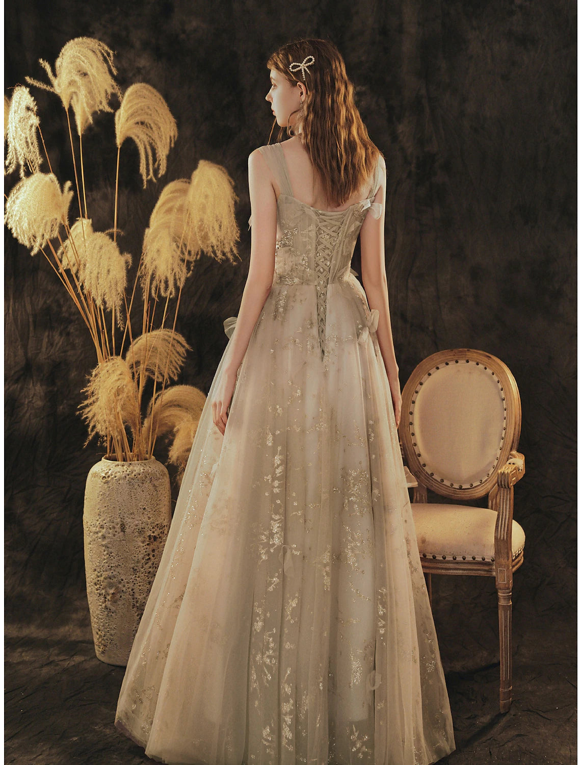 Robe de soirée élégante à fleurs, coupe trapèze, col rond, sans manches, longueur au sol, en tulle avec nœud(s) et plis