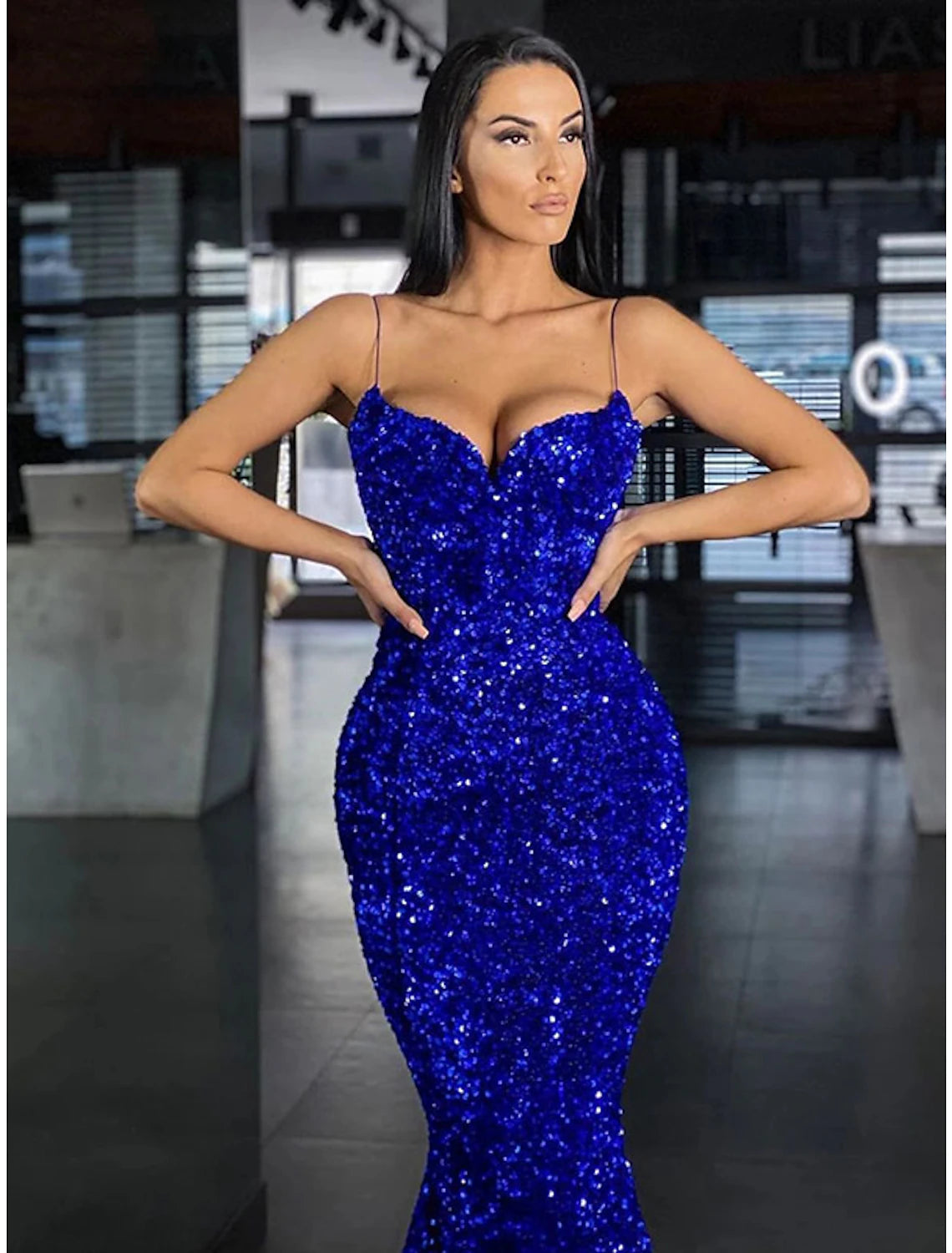 Robe de bal sirène/trompette, robe longue, bal masqué, traîne, sans manches, bretelles spaghetti, paillettes, dos nu avec paillettes