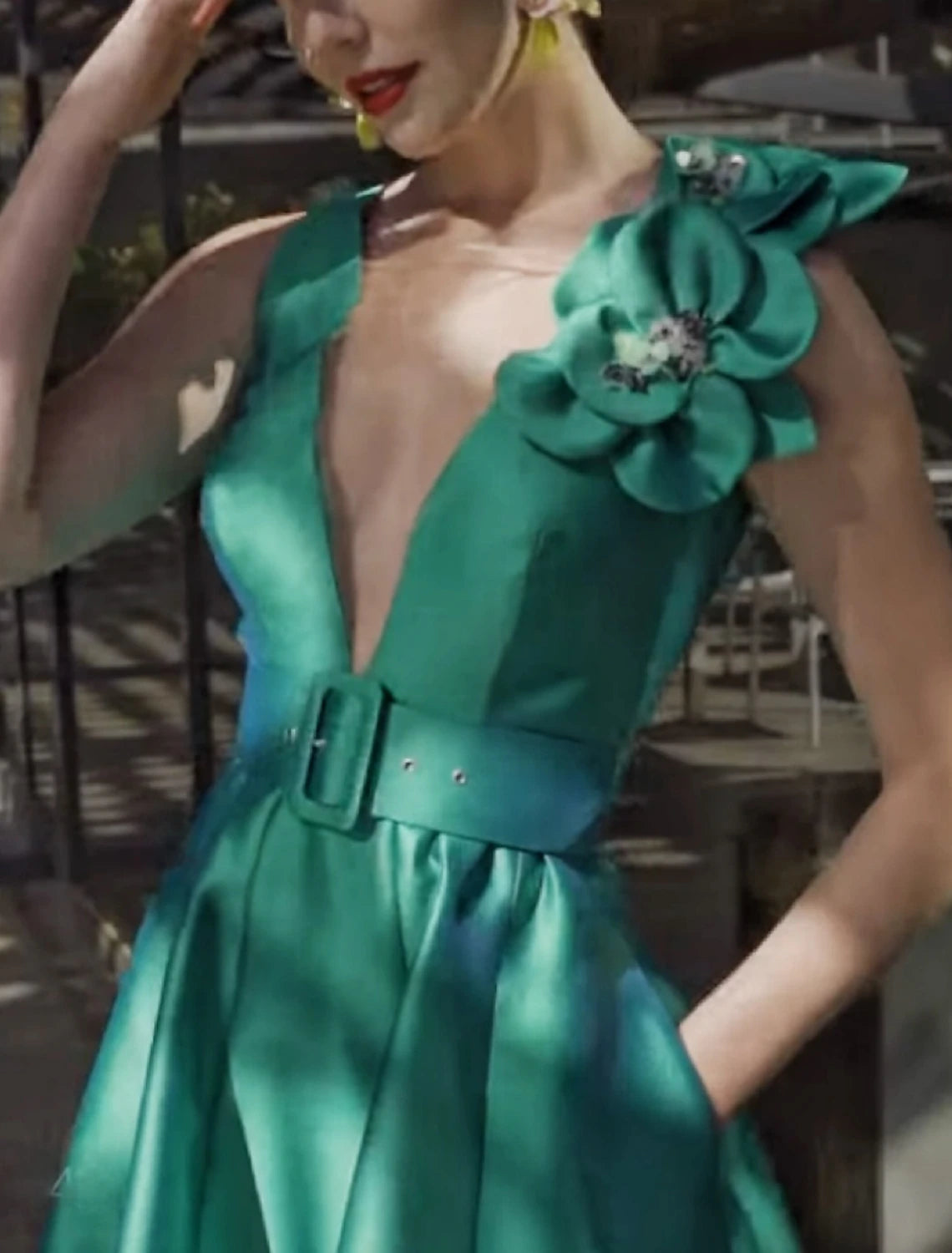 Robe de cocktail trapèze d'automne rouge et verte, style vintage, formelle, longueur thé, sans manches, col en V, ceinture en satin avec plis, épaules fleuries