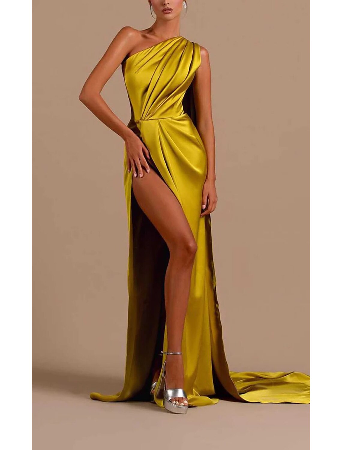Meerjungfrau/Trompete Abendkleid Hoher Schlitz Kleid Maskerade Hofschleppe Ärmellos Ein Schulter Capes Satin mit gerüschtem Schlitz
