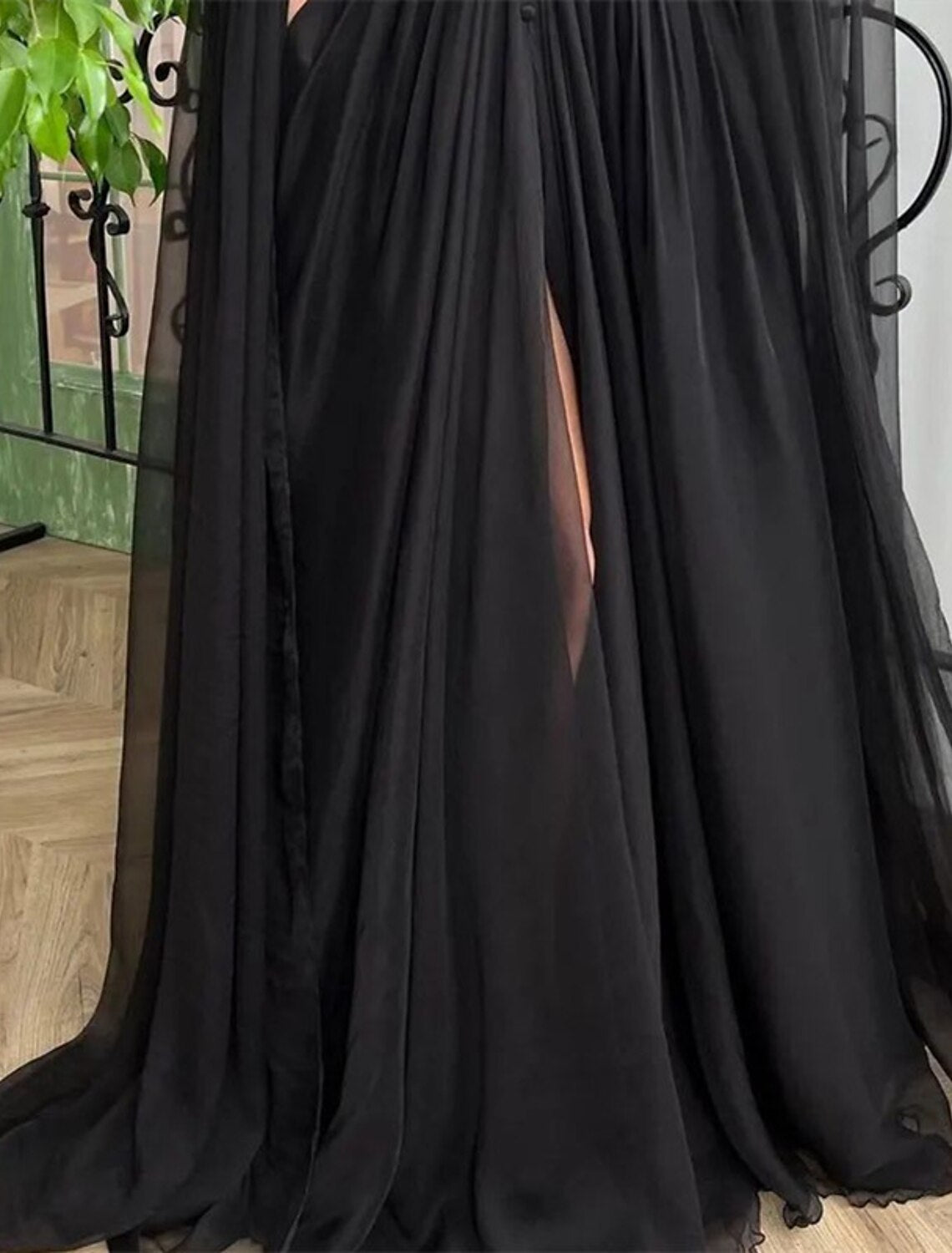A-Linien-Abendkleid, schwarzes Kleid, formelle Maskerade, Hofschleppe, lange Ärmel, V-Ausschnitt, Mittwoch, Addams Family, Chiffon mit Knöpfen, Schlitz, Applikationen