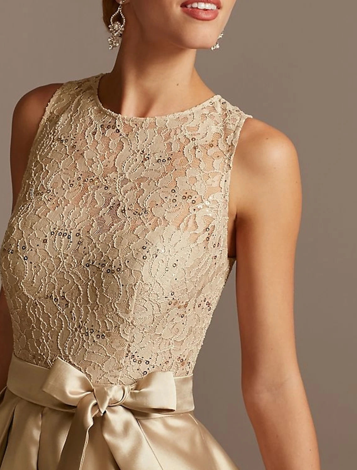 A-Linie Kleid für die Brautmutter, Hochzeitsgast, elegant, hoch, niedrig, Rundhalsausschnitt, asymmetrisch, Satin, Spitze, ärmellos, mit Schleife(n), Falten