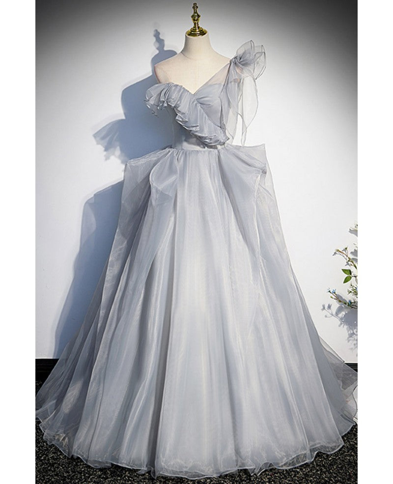 Edles und schickes graues plissiertes dünnes Gaze flauschiges ärmelloses Ballkleid mit grauem A-förmigem V-Ausschnitt aus Satin auf der Rückseite ausgehöhlt und bodenlanges Abendkleid