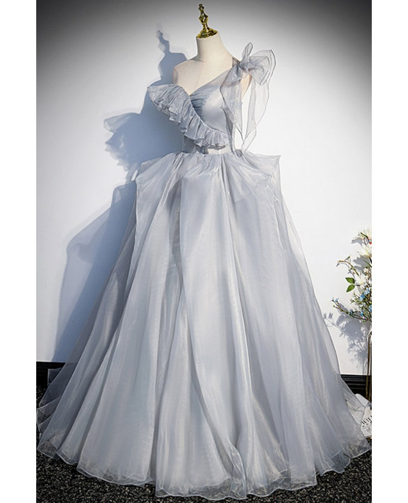 Edles und schickes graues plissiertes dünnes Gaze flauschiges ärmelloses Ballkleid mit grauem A-förmigem V-Ausschnitt aus Satin auf der Rückseite ausgehöhlt und bodenlanges Abendkleid