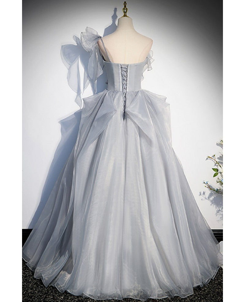 Edles und schickes graues plissiertes dünnes Gaze flauschiges ärmelloses Ballkleid mit grauem A-förmigem V-Ausschnitt aus Satin auf der Rückseite ausgehöhlt und bodenlanges Abendkleid