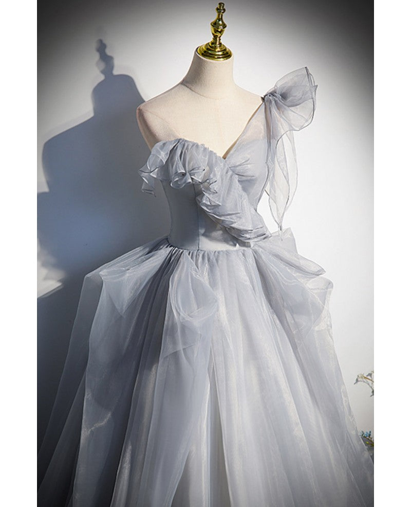 Edles und schickes graues plissiertes dünnes Gaze flauschiges ärmelloses Ballkleid mit grauem A-förmigem V-Ausschnitt aus Satin auf der Rückseite ausgehöhlt und bodenlanges Abendkleid