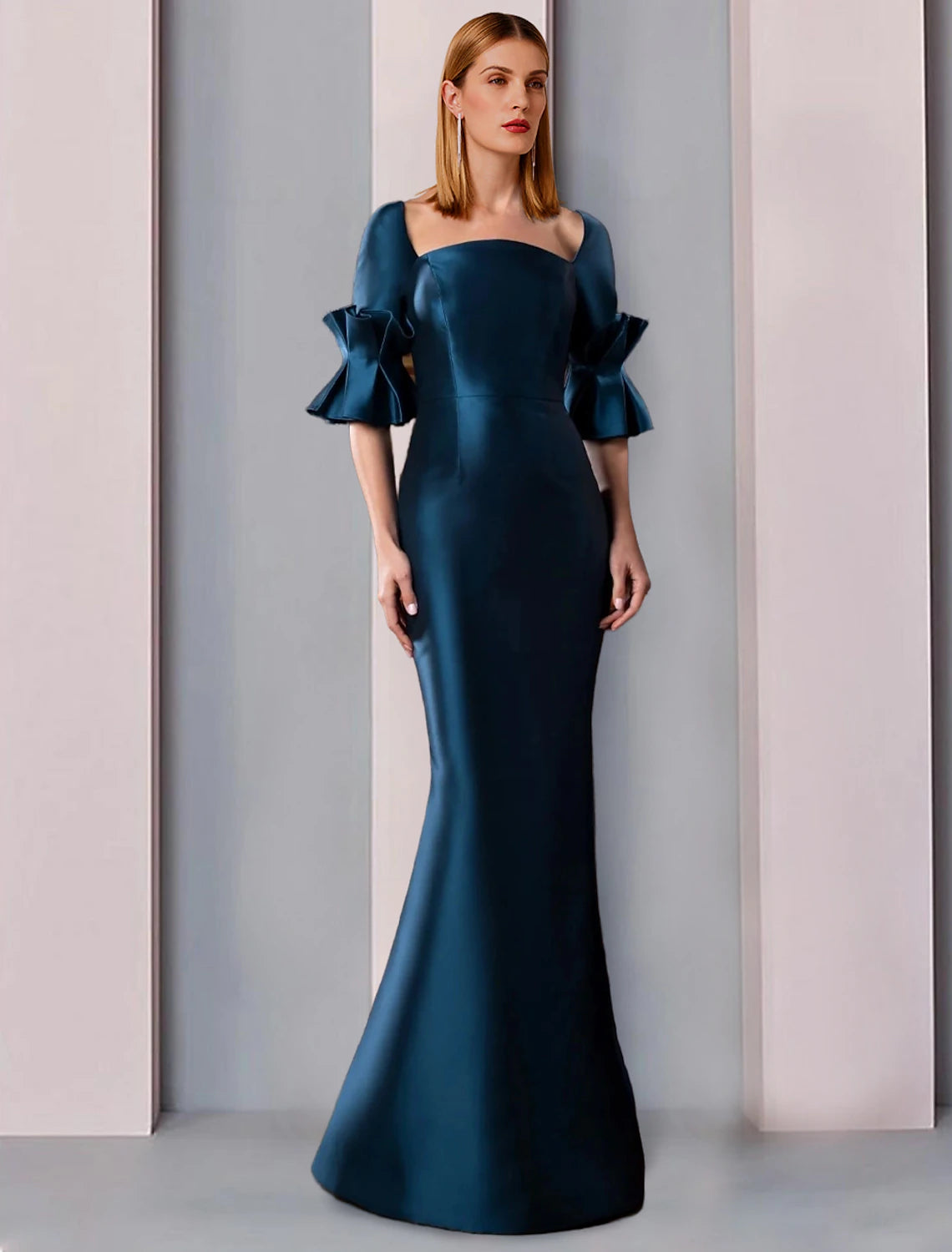Etuikleid/Säulenkleid für die Brautmutter, formelle Hochzeitsgastparty, eleganter quadratischer Ausschnitt, bodenlang, Satin, halbe Ärmel mit Rüschen