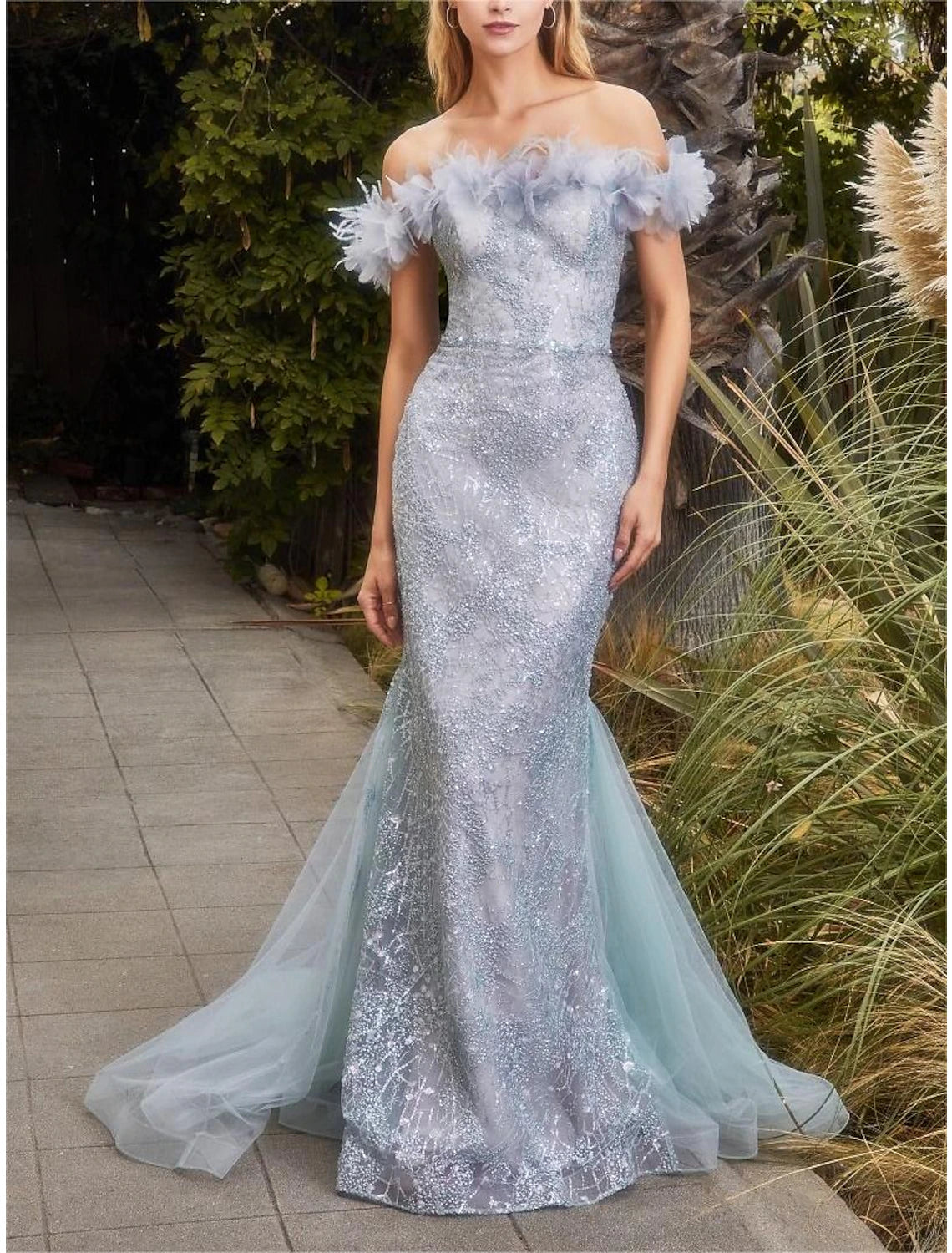 Meerjungfrau/Trompete Ballkleider Glitzerkleid Abschlussball Sweep/Pinsel Schleppe Ärmellos Schulterfrei Organza mit Strass Feder Glitzer