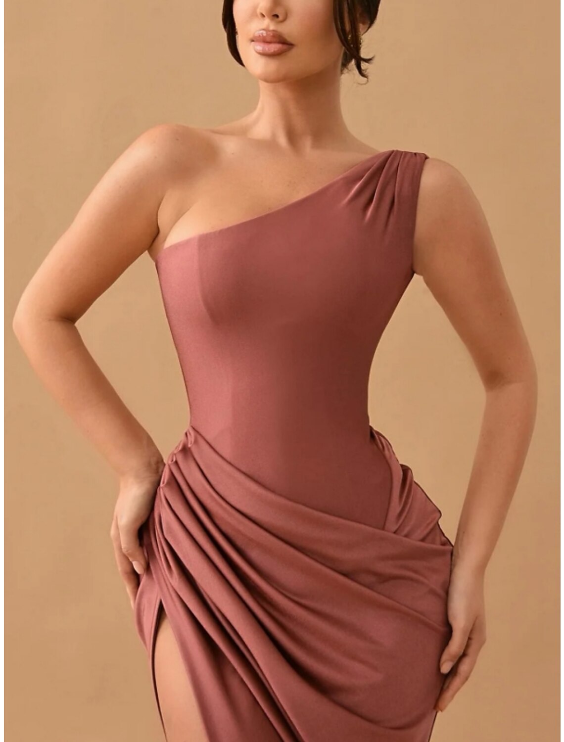 Etui-/Säulen-Abendkleid, hochgeschlitztes Kleid, formelle Schleppe, ärmellos, eine Schulter, Satin mit gerüschtem Schlitz