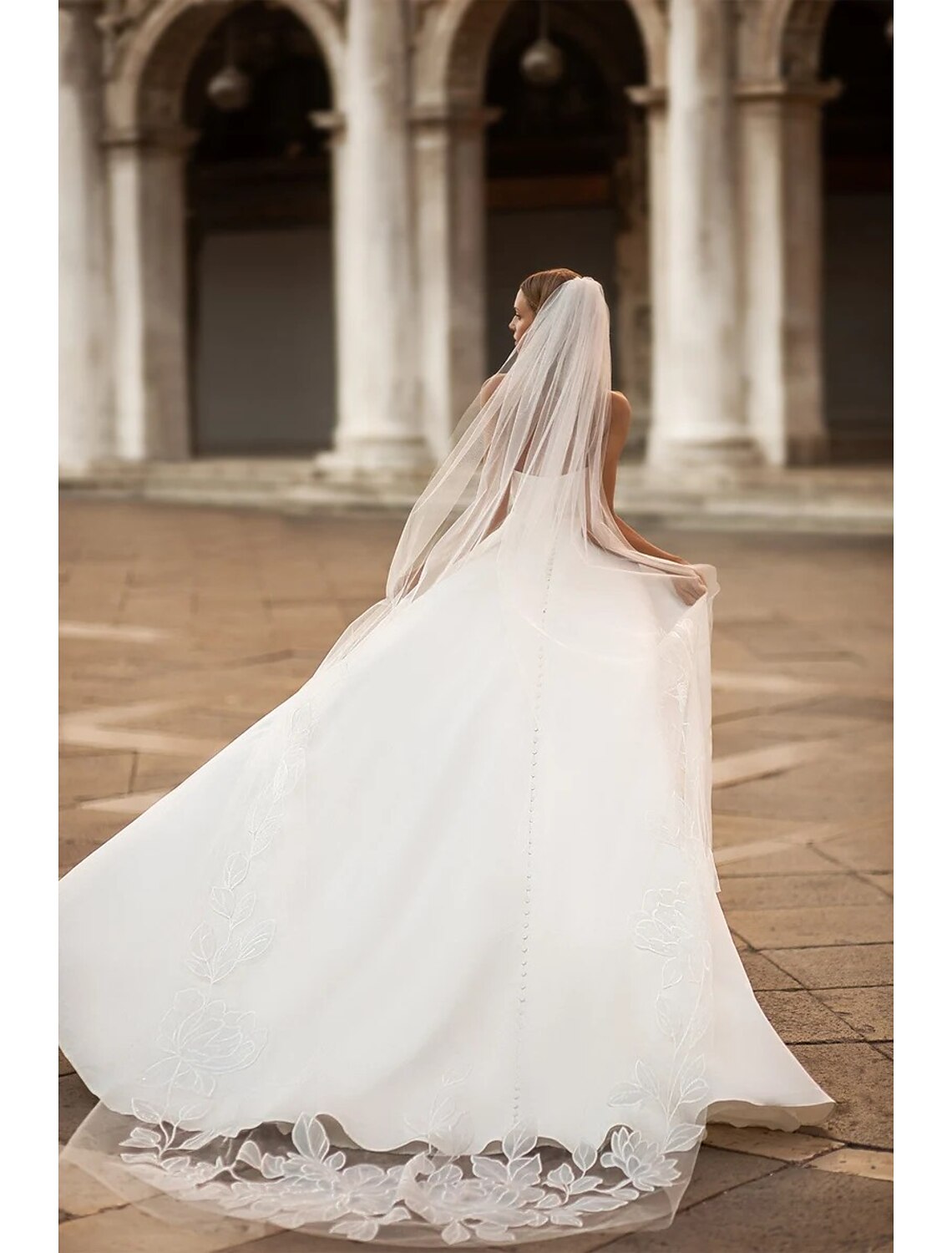 Hall Einfache Brautkleider A-Linie Schulterfrei Langarm Hofschleppe Satin Brautkleider Mit Schlitz Vorne Einfarbig