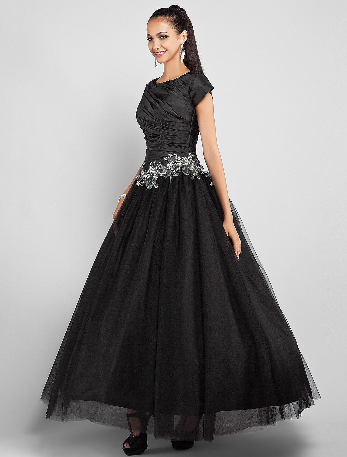 Robe de bal, petite robe noire, robe de soirée formelle, longueur cheville, manches courtes, col bijou, taffetas avec appliques, drapé latéral