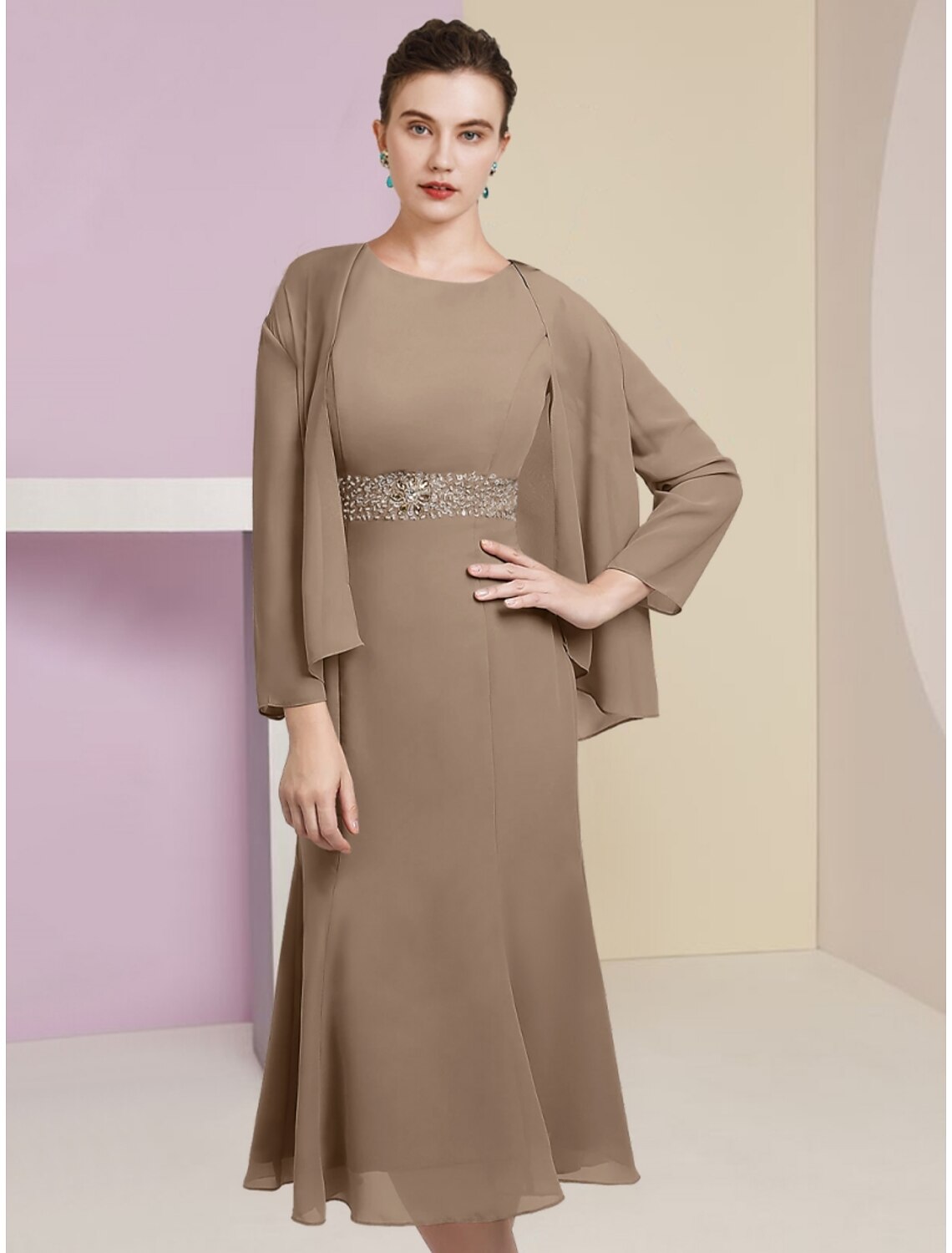 Meerjungfrau/Trompete Mutter der Braut Kleid Hochzeitsgast Elegante Scoop Neck Tee Länge Chiffon Langarm mit Kristallen Rüschen